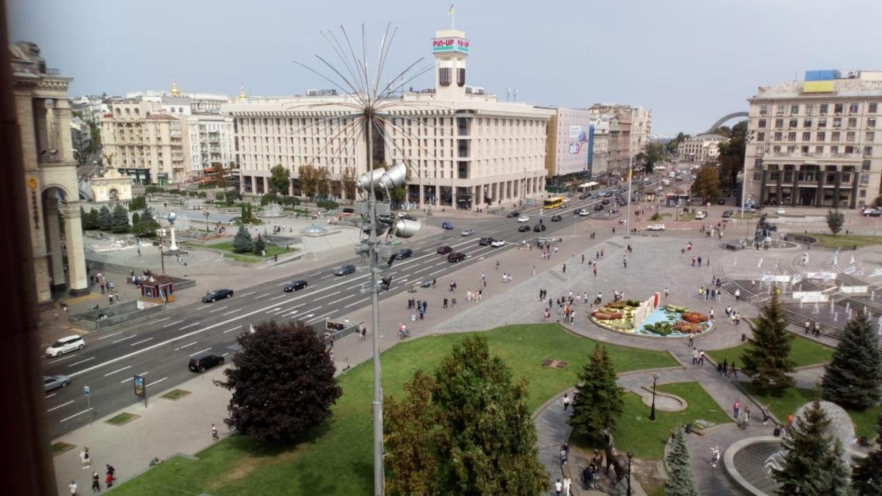 Independence Square · Khreschatyk. View on Independence Sq. fountains Kiev Buitenkant foto