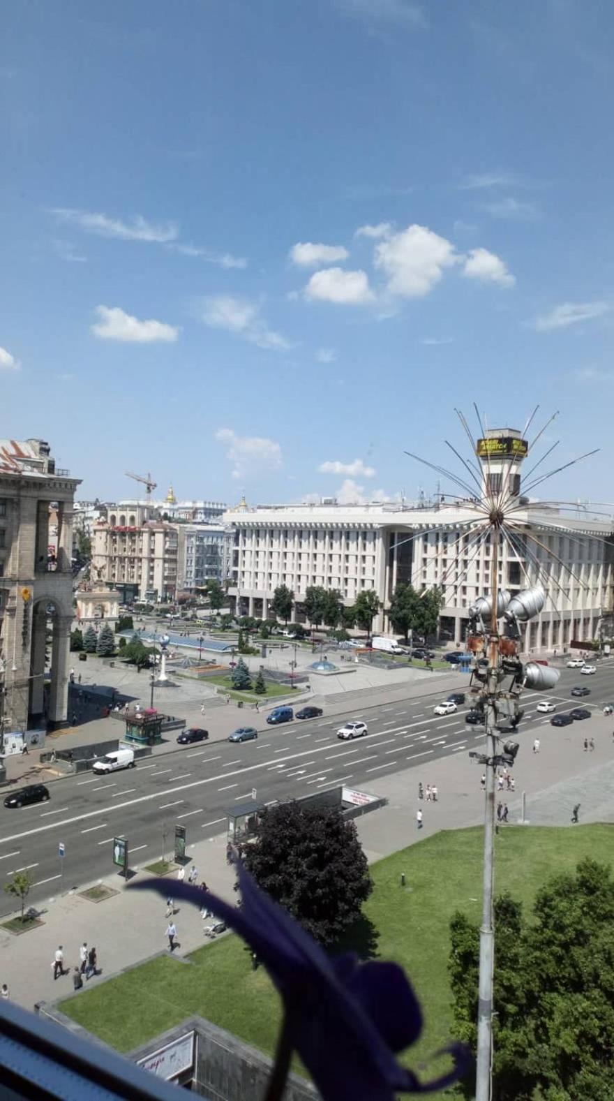 Independence Square · Khreschatyk. View on Independence Sq. fountains Kiev Buitenkant foto