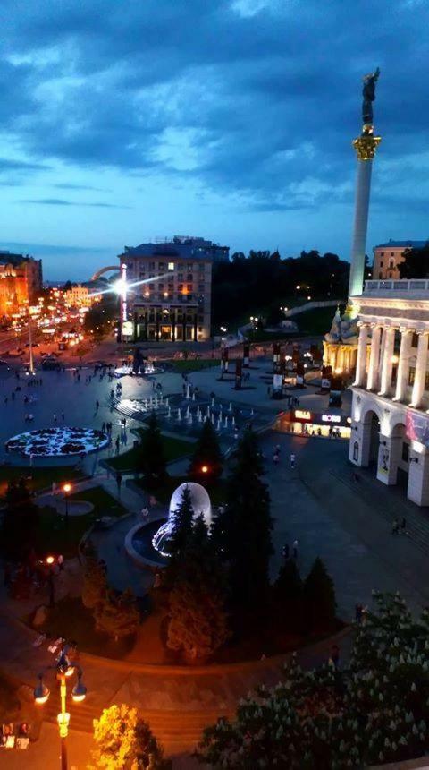 Independence Square · Khreschatyk. View on Independence Sq. fountains Kiev Buitenkant foto