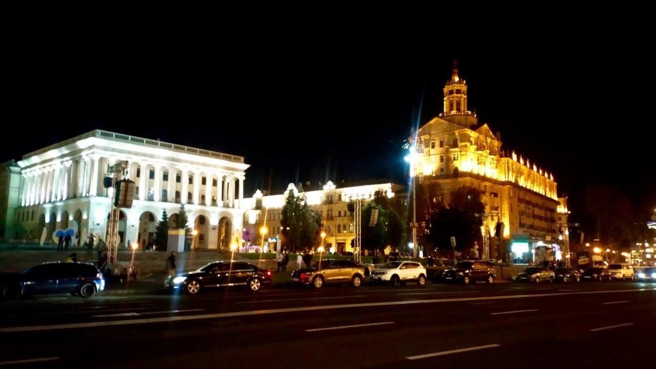 Independence Square · Khreschatyk. View on Independence Sq. fountains Kiev Buitenkant foto