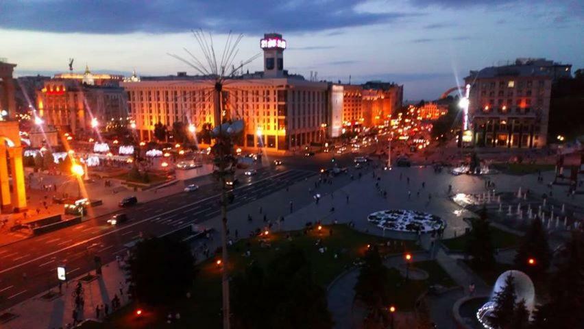 Independence Square · Khreschatyk. View on Independence Sq. fountains Kiev Buitenkant foto