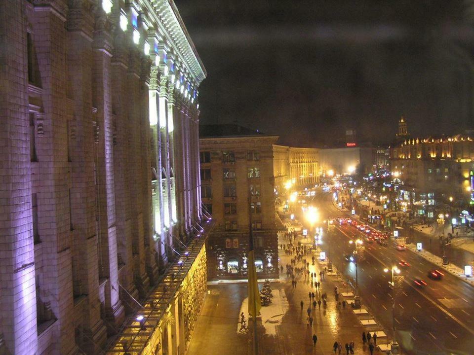 Independence Square · Khreschatyk. View on Independence Sq. fountains Kiev Buitenkant foto