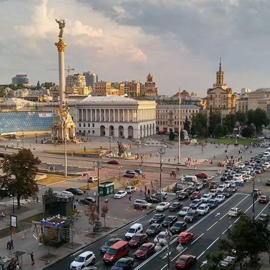 Independence Square · Khreschatyk. View on Independence Sq. fountains Kiev Buitenkant foto