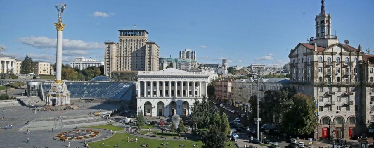 Independence Square · Khreschatyk. View on Independence Sq. fountains Kiev Buitenkant foto
