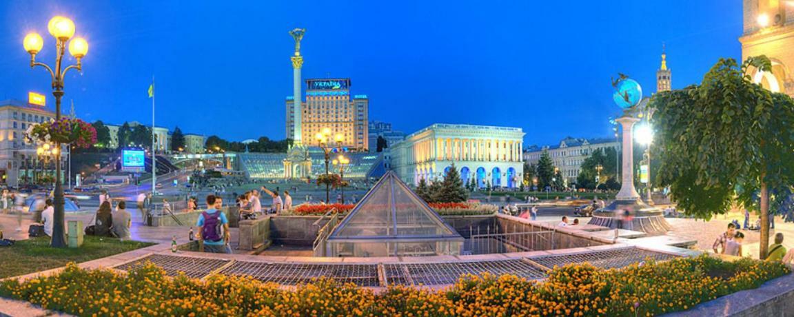 Independence Square · Khreschatyk. View on Independence Sq. fountains Kiev Buitenkant foto
