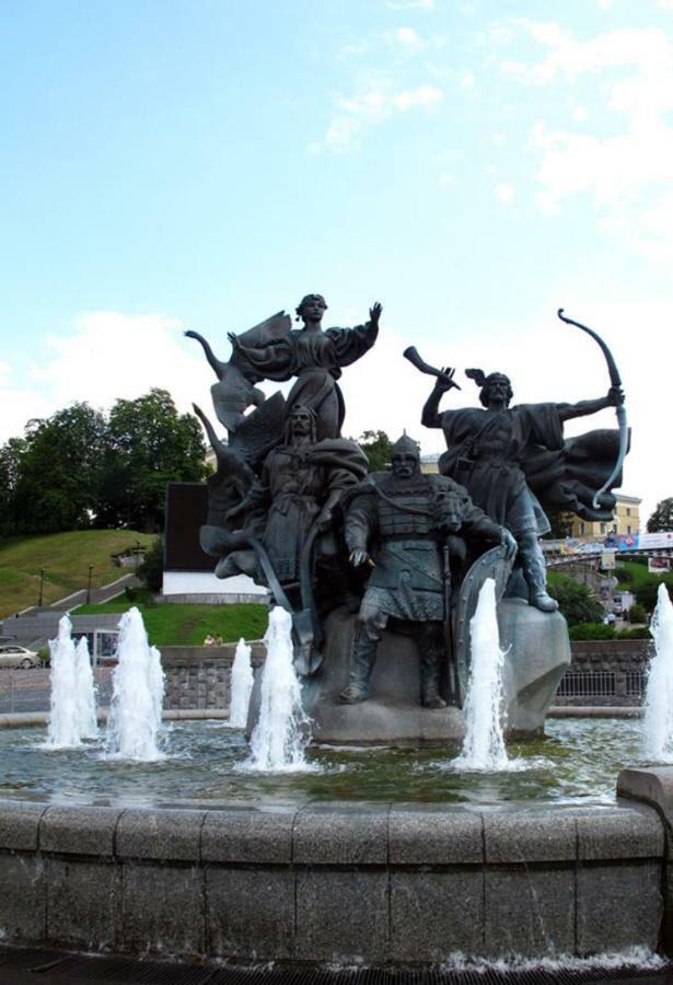 Independence Square · Khreschatyk. View on Independence Sq. fountains Kiev Buitenkant foto