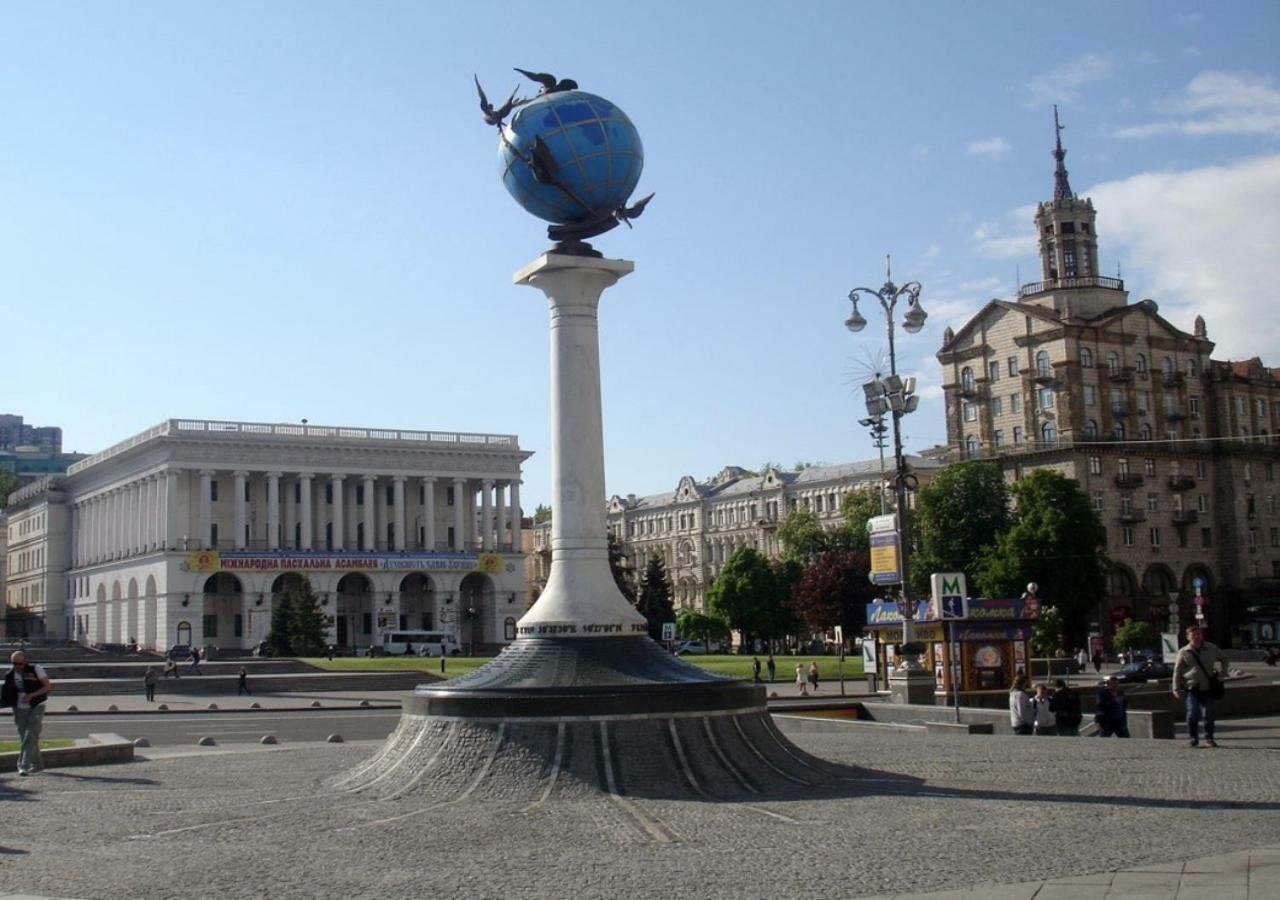 Independence Square · Khreschatyk. View on Independence Sq. fountains Kiev Buitenkant foto